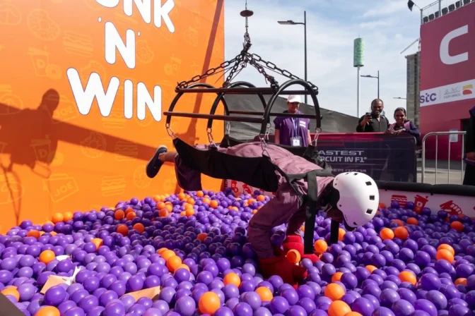 Human Claw Machine